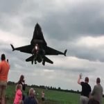 F-16戦闘機の着陸の様子を “頭上すれすれ” で見物する人々。