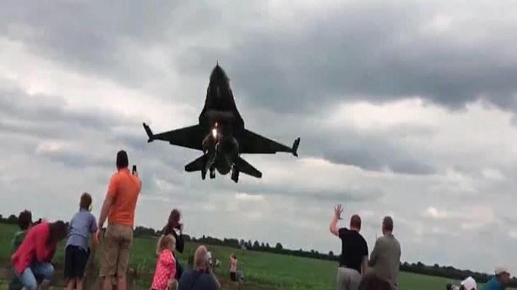F-16戦闘機の着陸の様子を “頭上すれすれ” で見物する人々。