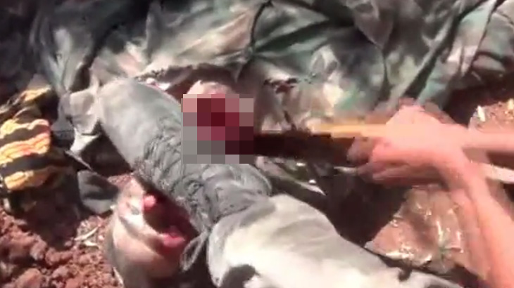 【閲覧注意】まるで木を切るように人間の首をノコギリで切断するグロ動画･･･。