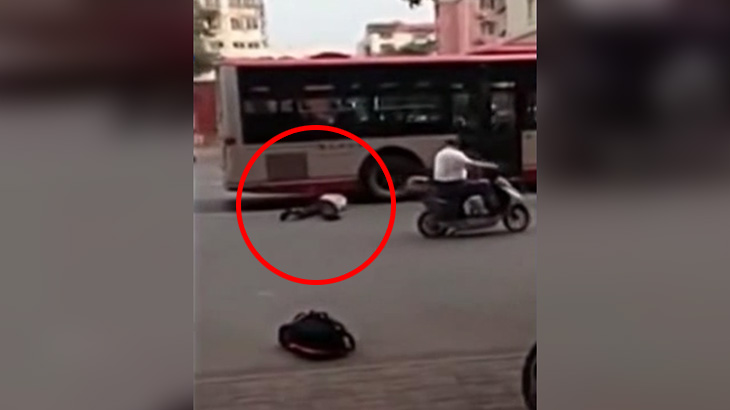 走行中のバスのタイヤに頭を突っ込んで自殺した男。