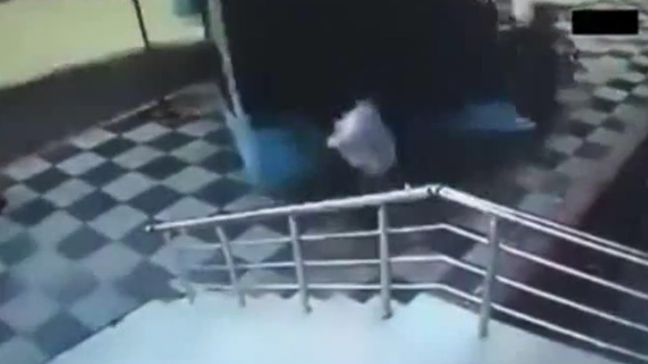 【衝撃映像】暴走したバスに潰されて死亡してしまった男･･･。