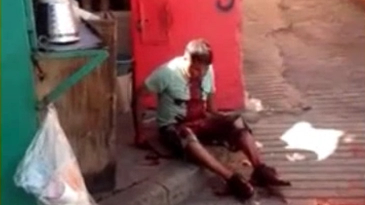 【閲覧注意】自分の首にナイフを刺して自殺をはかる男･･･。