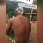 チェーンソーで髪の毛を剃り上げる男･･･。