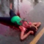 彼女を刺し殺した男、住民たちからリンチされる･･･。