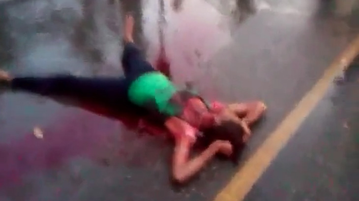 彼女を刺し殺した男、住民たちからリンチされる･･･。