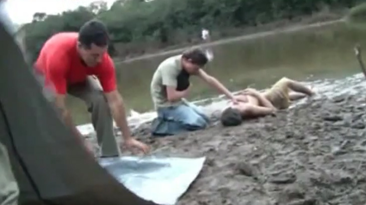 水死した友人の死体を前に膝をついて悲しむ男･･･。