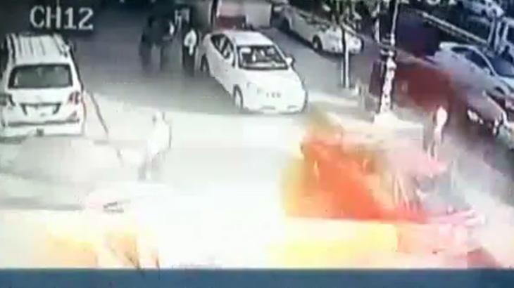 【衝撃映像】テロにより7人が死亡した爆破の瞬間。