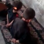 “銃殺ごっこ” をして遊ぶシリアの子どもたち。
