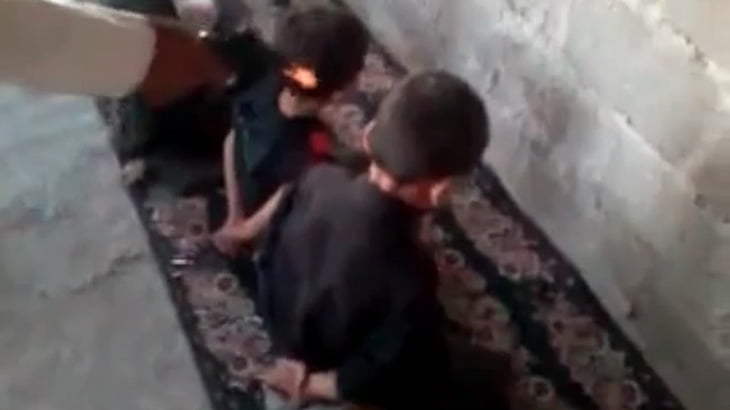 “銃殺ごっこ” をして遊ぶシリアの子どもたち。