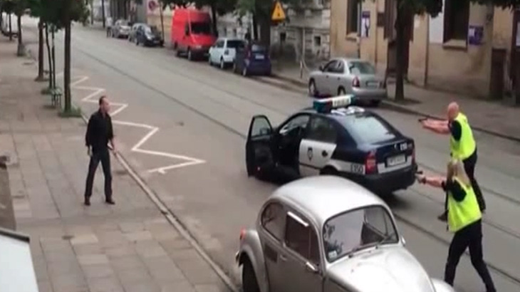 【衝撃映像】銃を持った警察官に歯向かった男、射殺される。