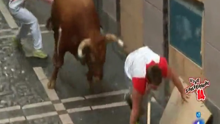 【閲覧注意】牛追い祭りで牛の角で太ももの肉を剥がされてしまった男･･･。