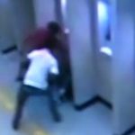 【衝撃映像】ATMでお金をおろしていた男性、2人の強盗にナイフで刺されて死んでしまう･･･。