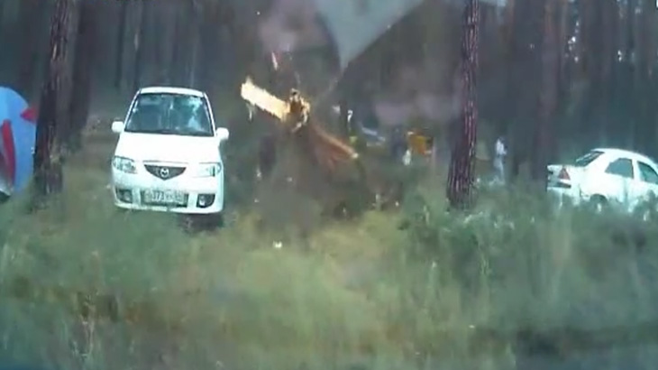 【衝撃映像】台風の中キャンプを強行した家族、倒木に当たって2人の子供が死んでしまう･･･。