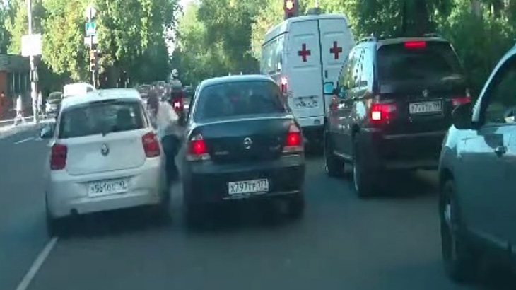 イチャモンつける相手を間違えたおじいちゃん、轢かれてしまう･･･。