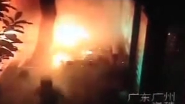 【衝撃映像】バスが爆発して火だるまになってしまう乗客たち in 中国。