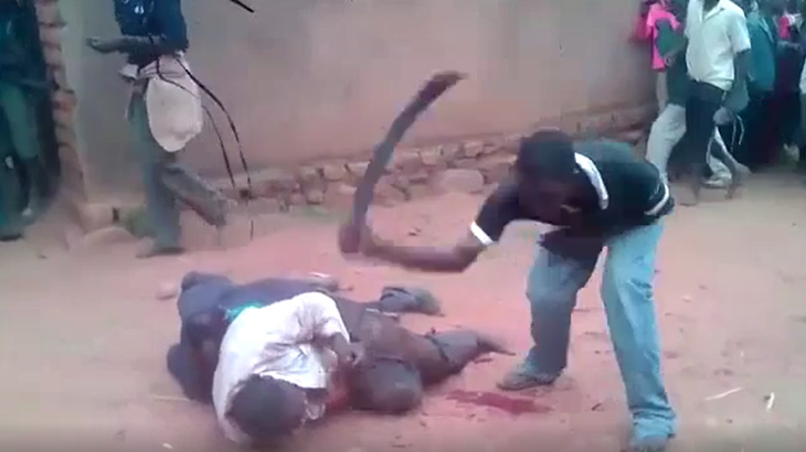 【閲覧注意】アフリカのモブジャスティス。マチェーテで殺される2人の男。