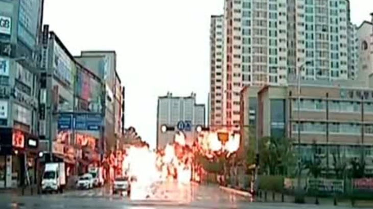 【衝撃映像】ヘリコプター墜落の瞬間。まるでミサイル･･･。