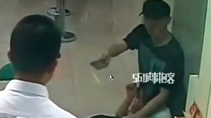 銀行強盗の男、わずか5分で逮捕されてしまう。