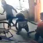 【衝撃映像】大人と一緒にマチェーテを持って強盗する小学生くらいの男の子･･･。