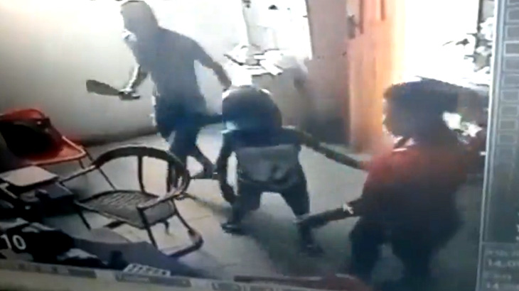 【衝撃映像】大人と一緒にマチェーテを持って強盗する小学生くらいの男の子･･･。