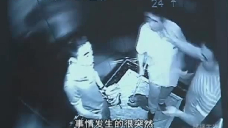 【衝撃映像】あまりの暑さにイライラしすぎた男、無関係の2人の男性をナイフで刺してしまう･･･。