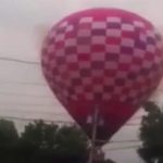 操縦不能となった熱気球が送電線に触れて感電。5人が負傷した事故映像。