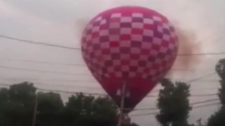 操縦不能となった熱気球が送電線に触れて感電。5人が負傷した事故映像。