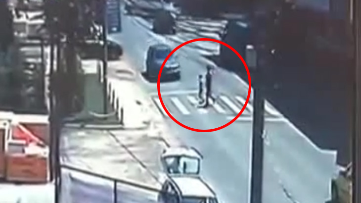 電話しながら車を運転していたドライバー、母親と5歳の子供を轢き殺してしまう･･･。