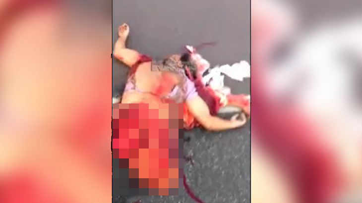 【閲覧注意】事故で横回転した車から放り出された男、バスに轢かれて胴体真っ二つに･･･。