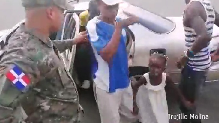 【衝撃映像】1台のセダン車から18人も出てくるとかどうなってんの･･･？