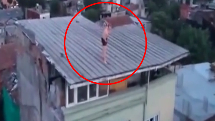 【衝撃映像】麻薬中毒者の男、屋根の上から頭からジャンプして死亡してしまう･･･。