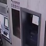 【衝撃映像】ATMで強盗に襲われた女性、歯向かったために頭を撃ち抜かれてしまう･･･。