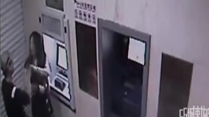 【衝撃映像】ATMで強盗に襲われた女性、歯向かったために頭を撃ち抜かれてしまう･･･。