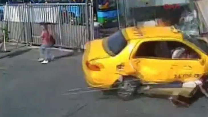 【衝撃映像】制御不能となったバスの暴走により16人が負傷した事故の瞬間。