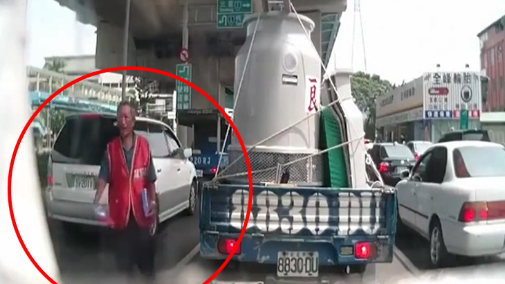 赤信号で停車中のドライバーに物売りしていた男、トラックの死角に入ってそのまま轢かれてしまう･･･。