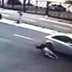 走行中の車にわざとぶつかって自殺をはかる迷惑極まりない男･･･。