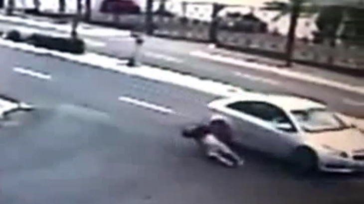 走行中の車にわざとぶつかって自殺をはかる迷惑極まりない男･･･。