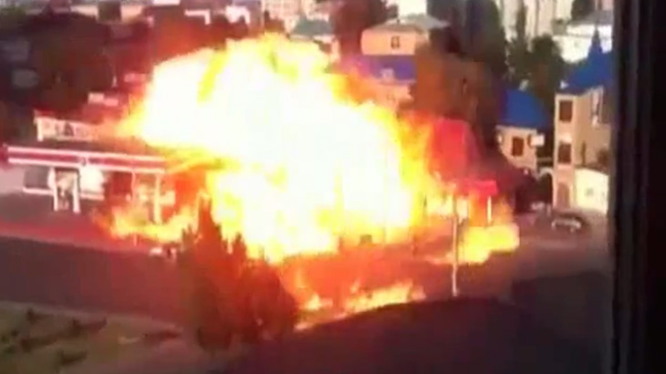 【衝撃映像】ガソリンスタンドが大爆発する瞬間。