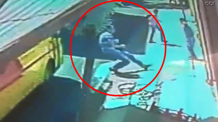 【衝撃映像】てんかん発作で倒れた男性、ちょうど通過したバスのタイヤに頭を踏み潰されてしまう･･･。