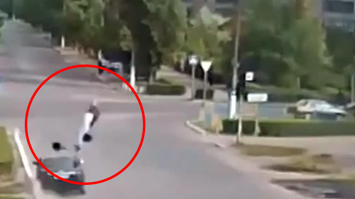 【衝撃映像】猛スピードの車に跳ね飛ばされ “何度も宙を舞う” おじいちゃん。