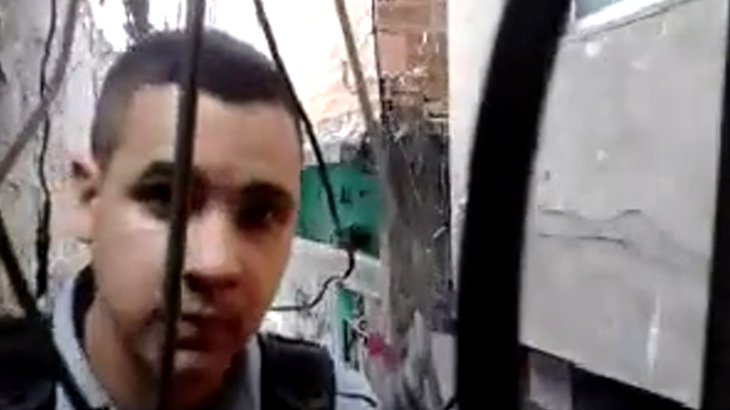 【衝撃映像】街に設置された隠しカメラを撤去しようとしていた警察官が射殺される瞬間。