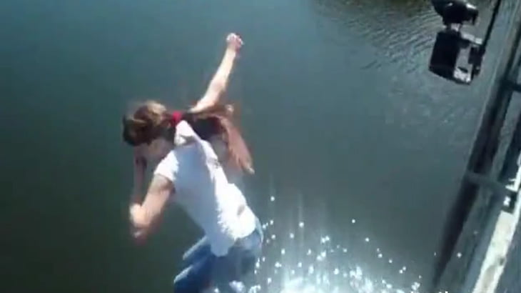 女子高生「橋から川に飛び込むから撮影しててね！」→ 重症。