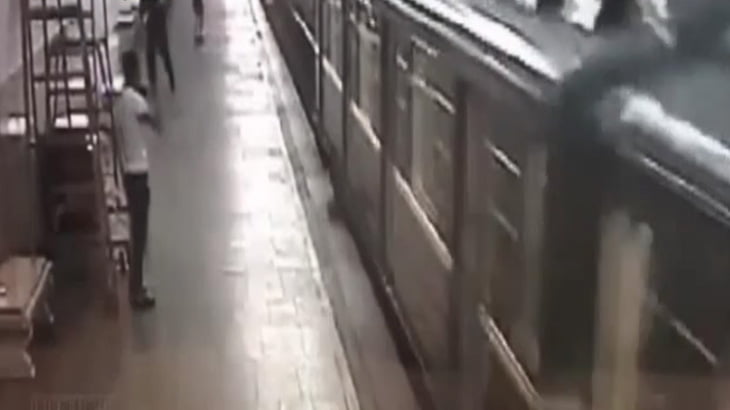 【衝撃映像】地下鉄のホームに降りて自殺する男、電車とホームに挟まれ何度も回転してしまう･･･。
