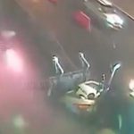 【衝撃映像】女性ドライバーさん、スピードを出しすぎて道路工事の作業員を轢き殺してしまう･･･。