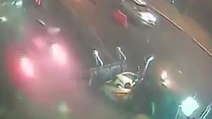 【衝撃映像】女性ドライバーさん、スピードを出しすぎて道路工事の作業員を轢き殺してしまう･･･。