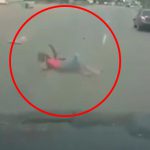 【衝撃映像】スクーターに乗った女性、車と衝突して転倒したあと後続車に轢かれて死亡･･･。