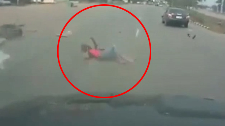 【衝撃映像】スクーターに乗った女性、車と衝突して転倒したあと後続車に轢かれて死亡･･･。