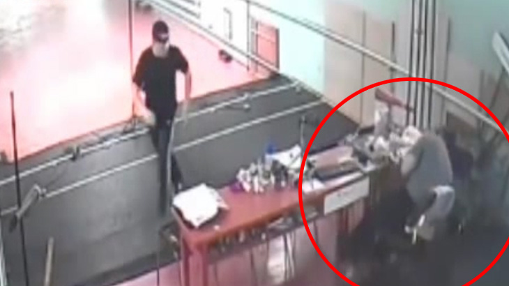 【衝撃映像】射撃場で悪ノリが過ぎた男、インストラクターを撃ち殺してしまう･･･。