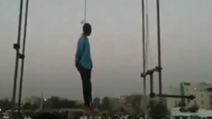 街の広場で公開絞首刑となった男。