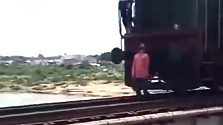 【閲覧注意】突き刺さった男性死体を “ぶら下げたまま” 走り続ける列車･･･。